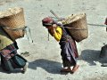 Tamang-Frauen kommen mit vollen Körben